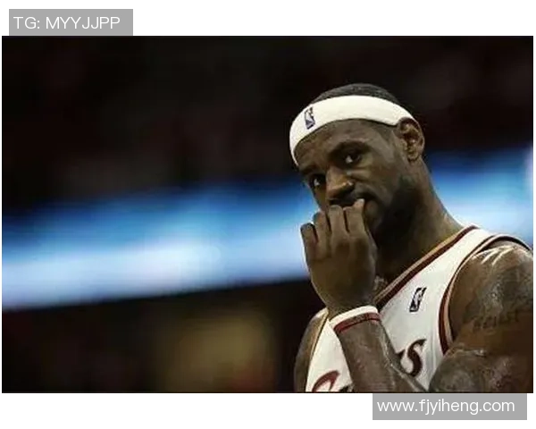 足球球星赛场激情咬球衣瞬间展现真情与胜利喜悦